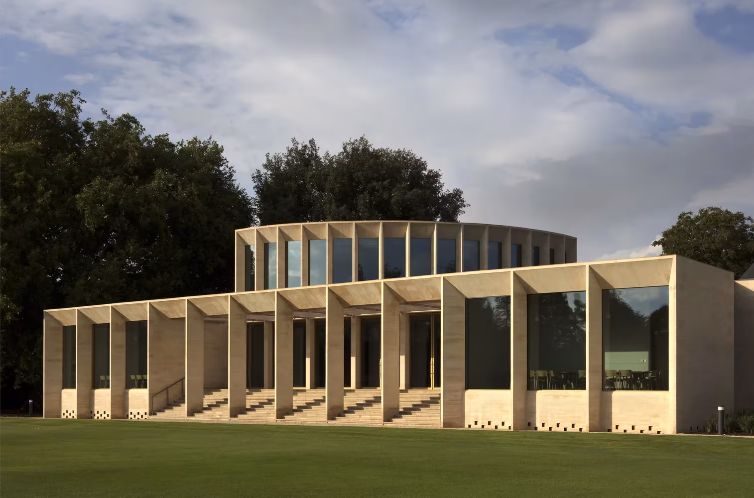 Auditorio del Worcester College con el cuerpo circular elevado sobre un podio porticado, de Níall McLaughlin