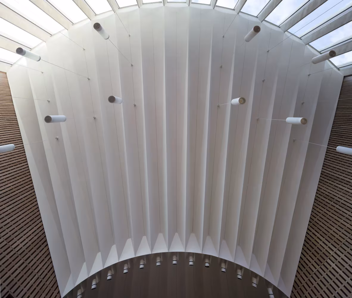 Techo plisado blanco bajo lucernario en el auditorio del Worcester College de Oxford