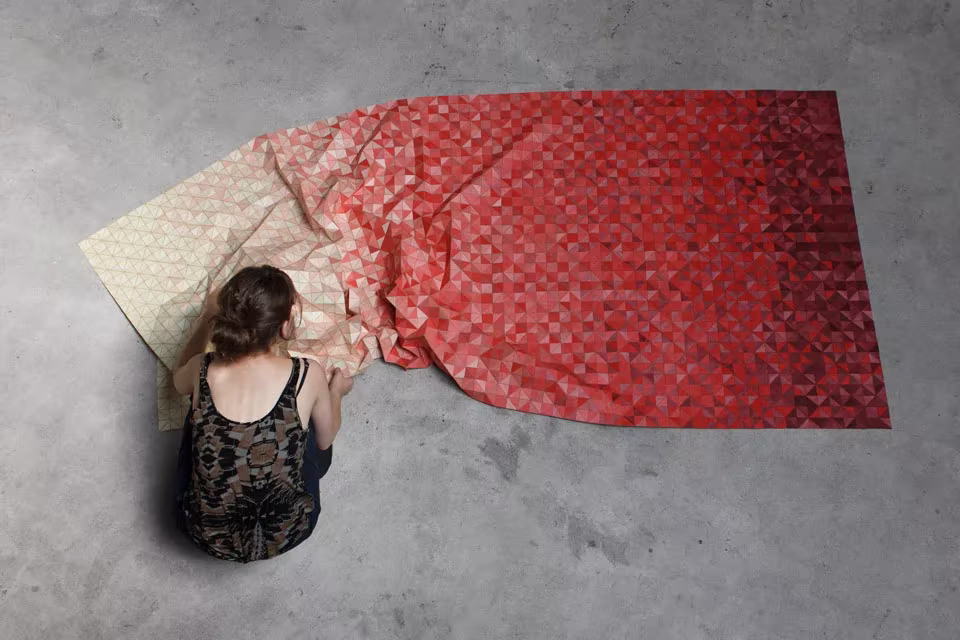 manta de madera en beige y rojo creada por Elisa Strozyk