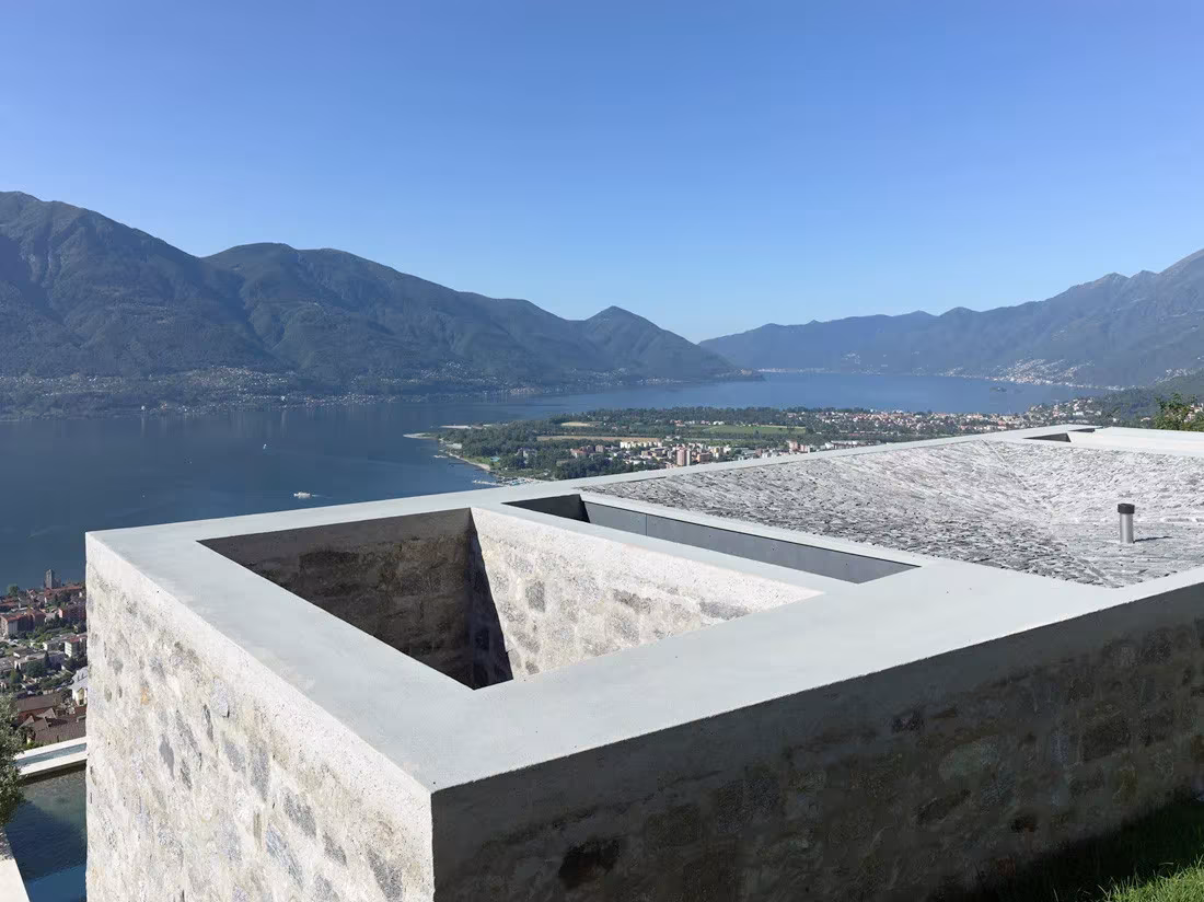 Cubierta de piedra y patio abierto sobre el lago desde la Casa Brione, de Wespi de Meuron Romeo, en Locarno