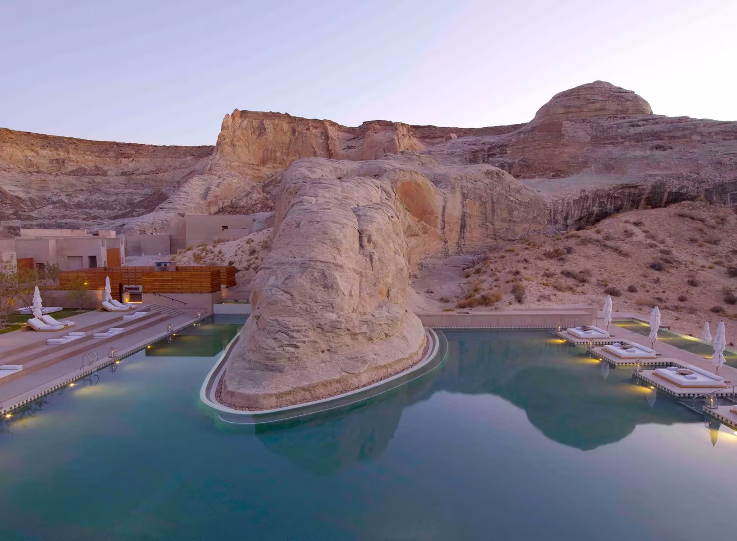 Piscina del Amangiri rodeando una roca de arenisca natural en el desierto navajo de Utah