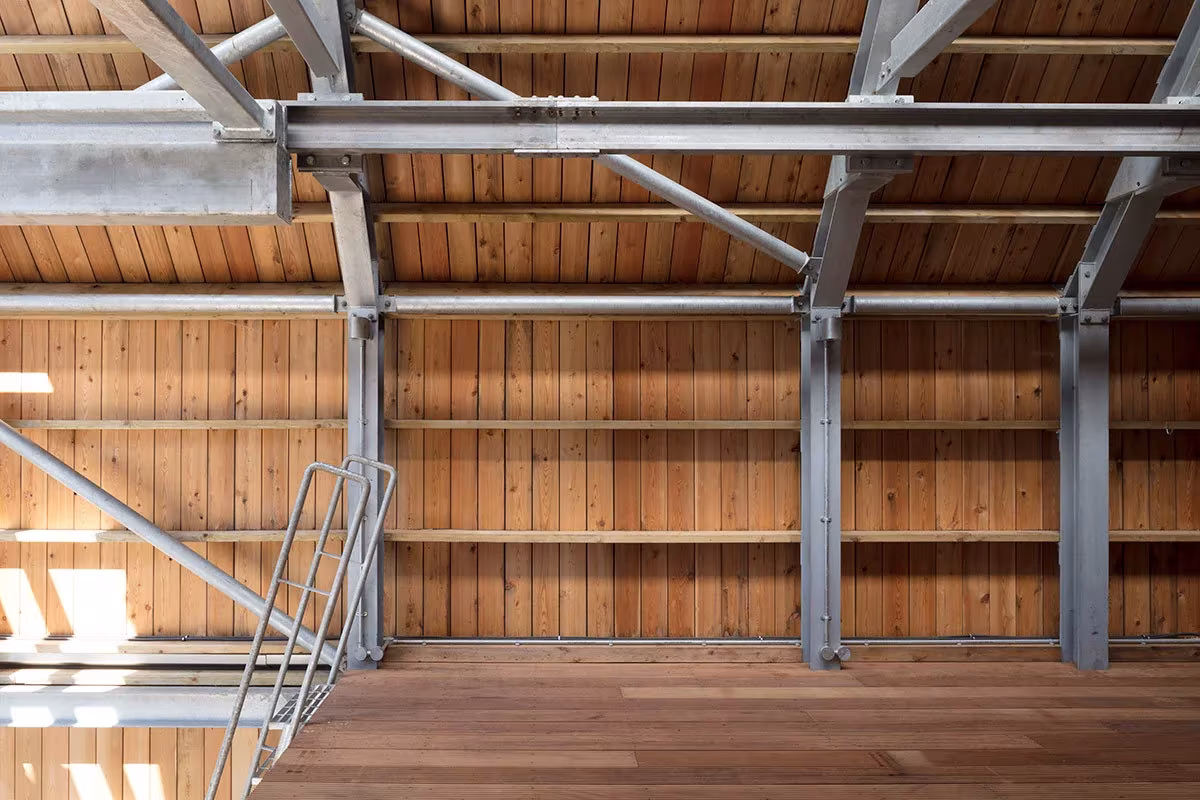 Estructura de acero galvanizado y entablado de madera en el interior del Berberis Boathouse