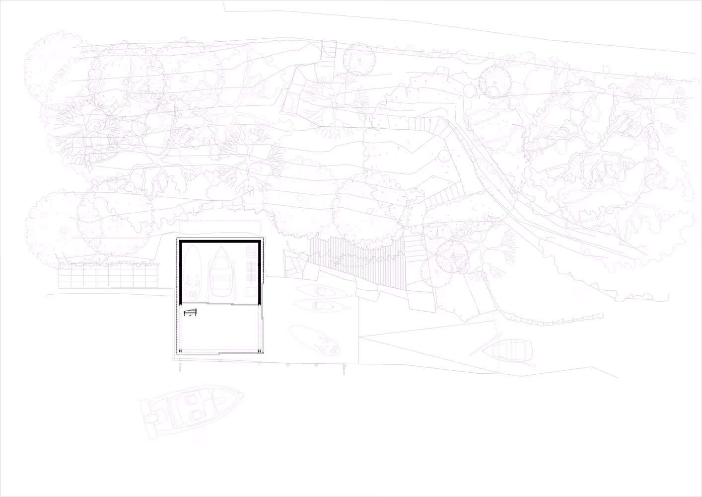 Plano de situación del Berberis Boathouse con el cobertizo marcado entre los senderos de la ladera