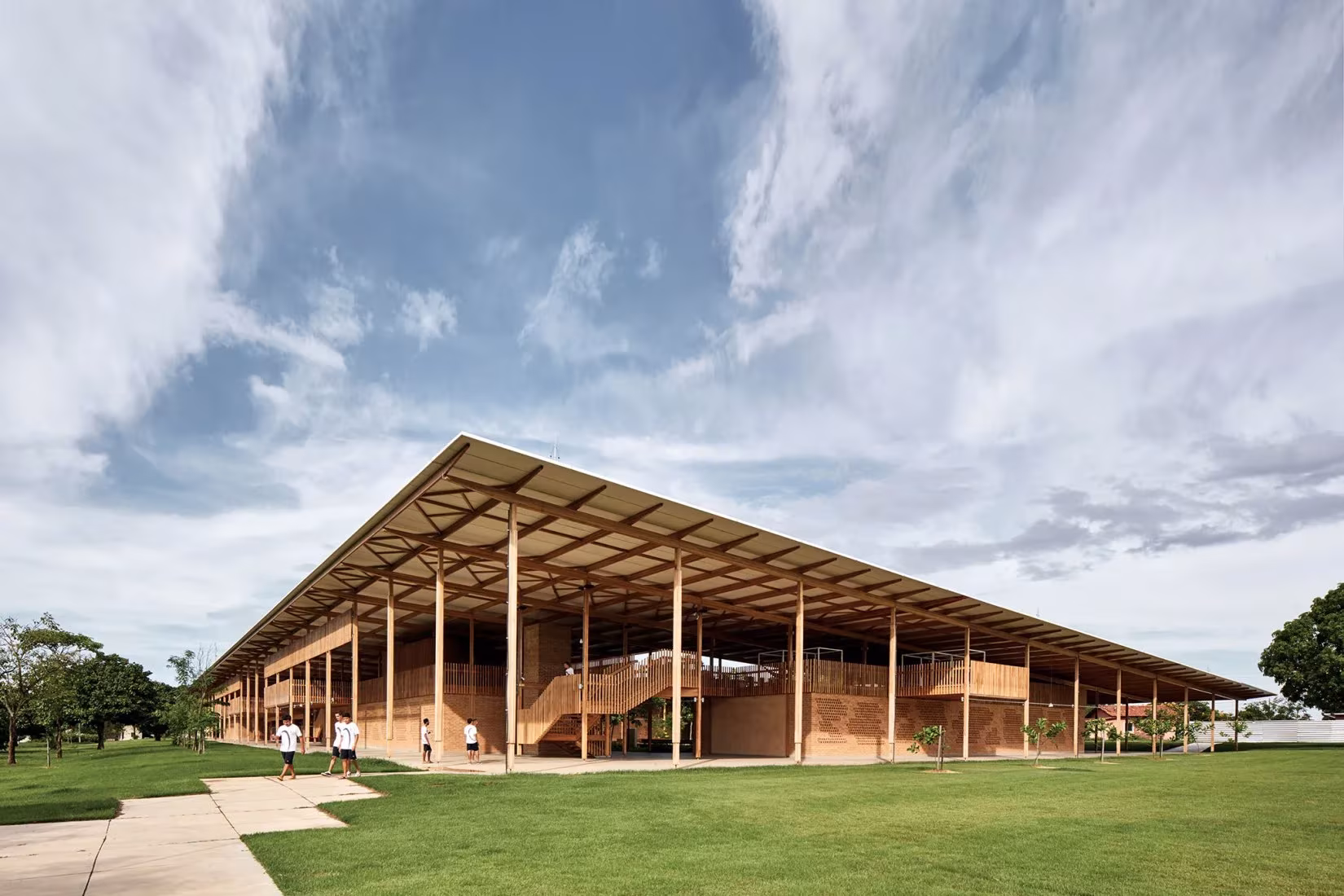 Escuela de Canuanã de Rosenbaum y Aleph Zero con su gran cubierta inclinada sobre pilares de madera
