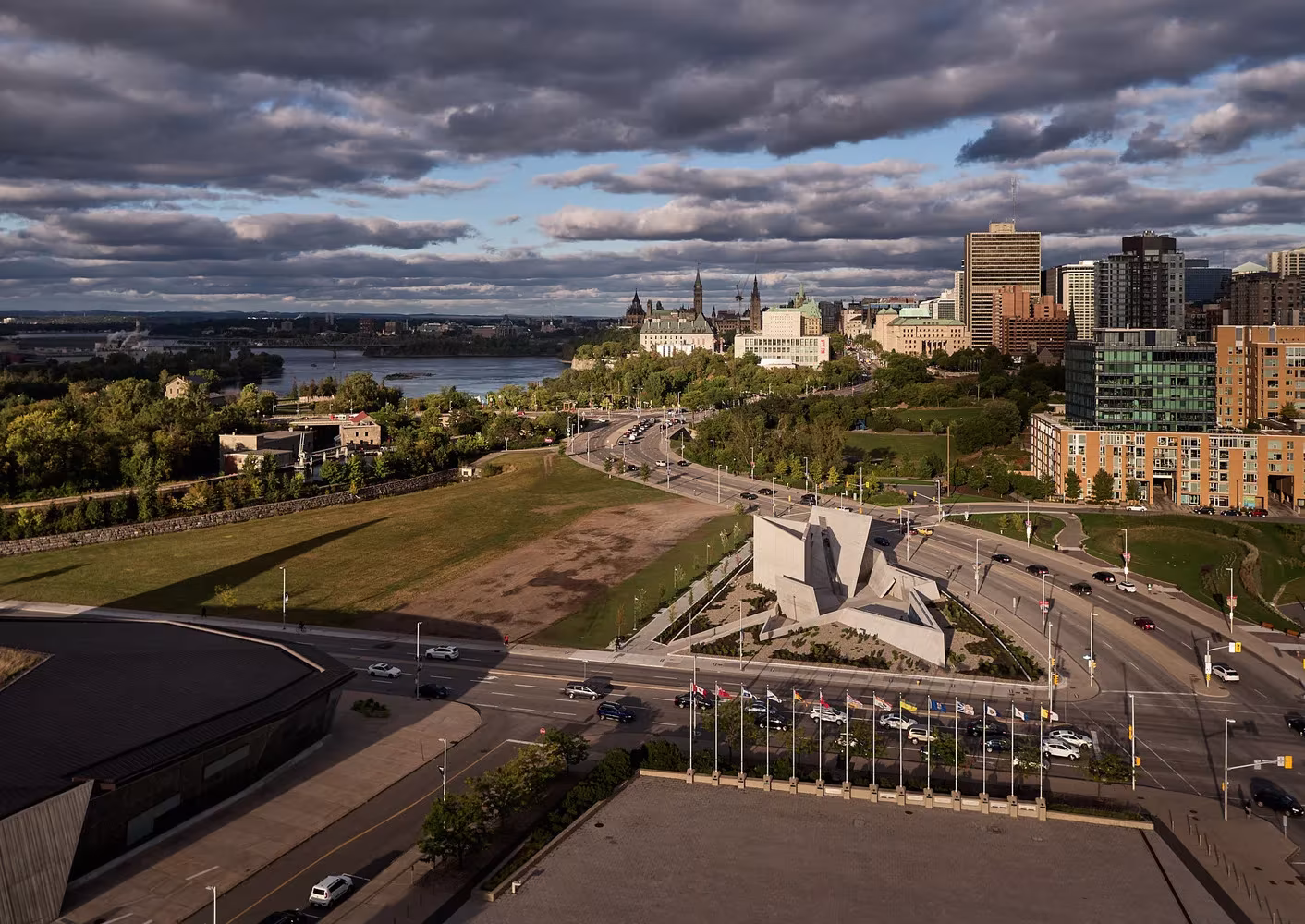 Vista aérea del monumento de Studio Libeskind junto al río y el centro de Ottawa