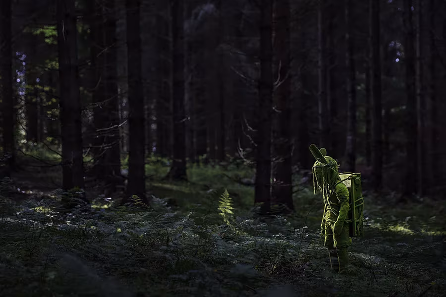 Escultura inquietante de kim simonsson en mitad del bosque