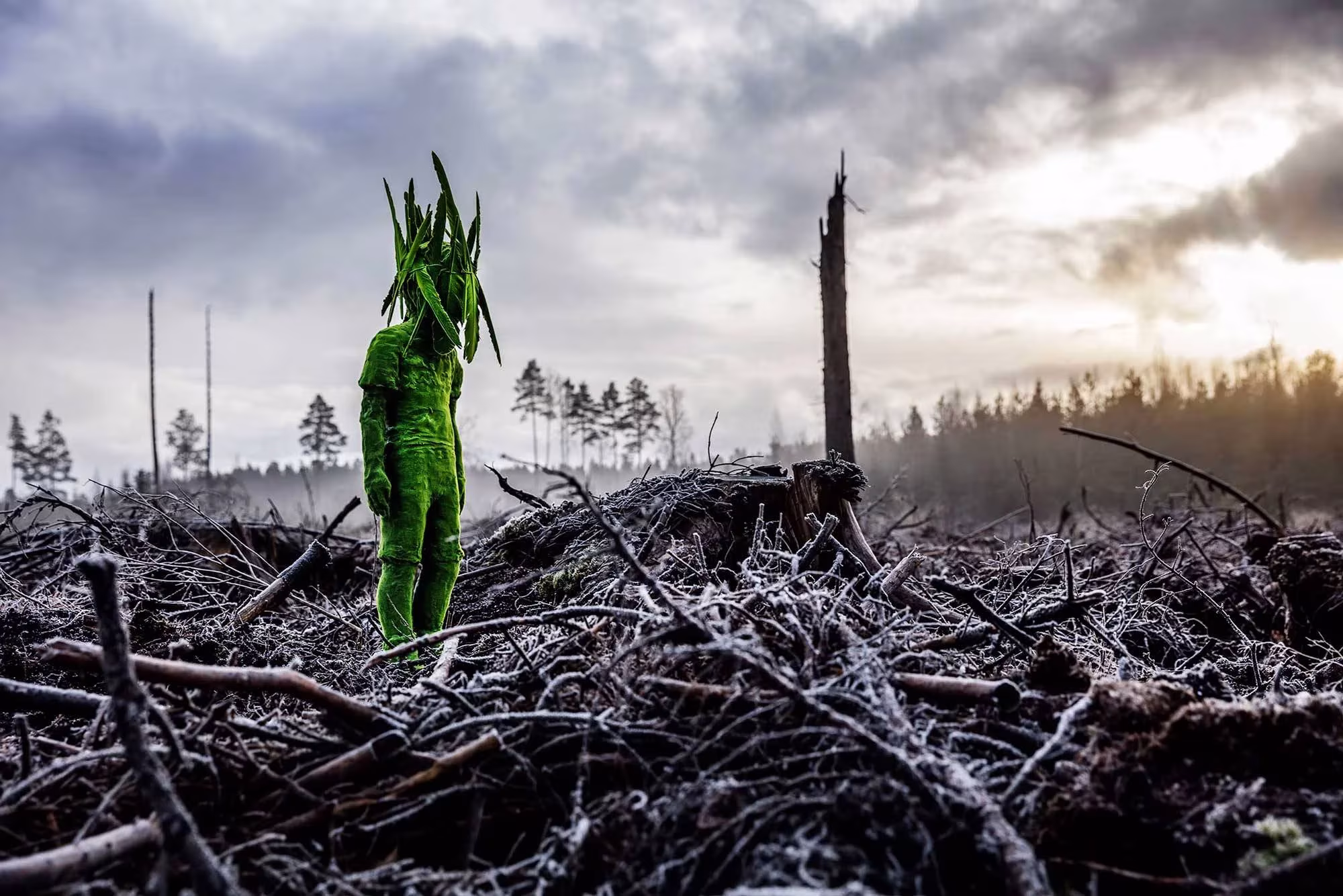 escultura de un niño creada por Kim Simonsson de la serie Moss People