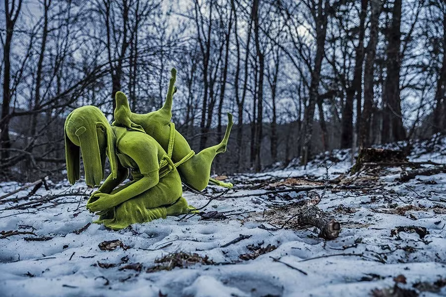 Escultura de una niña que se asemeja a la gente del musgo