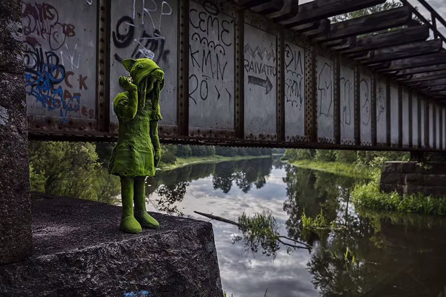 escultura realista de Simonsson con gestos sutiles en un puente