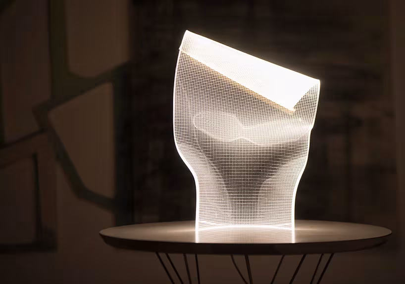 lampara sobre mesa diseñada por Alexander Josephson