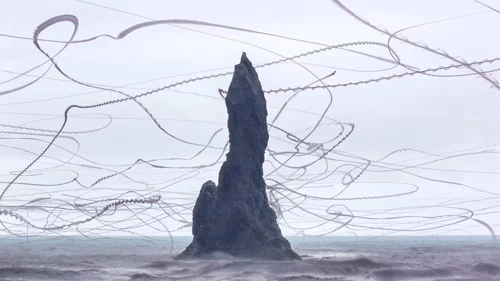 Estelas de aves arremolinadas alrededor de un roquedo en el mar, fotografía de Xavi Bou