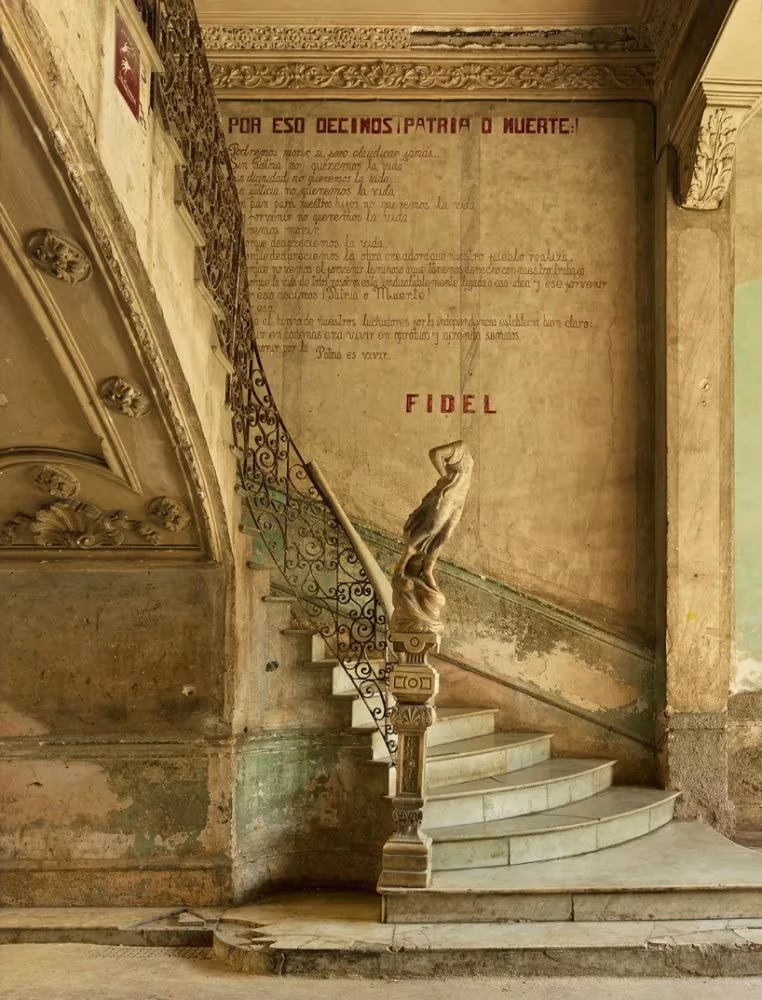 escalera fotografiada por michael eastman en la havana