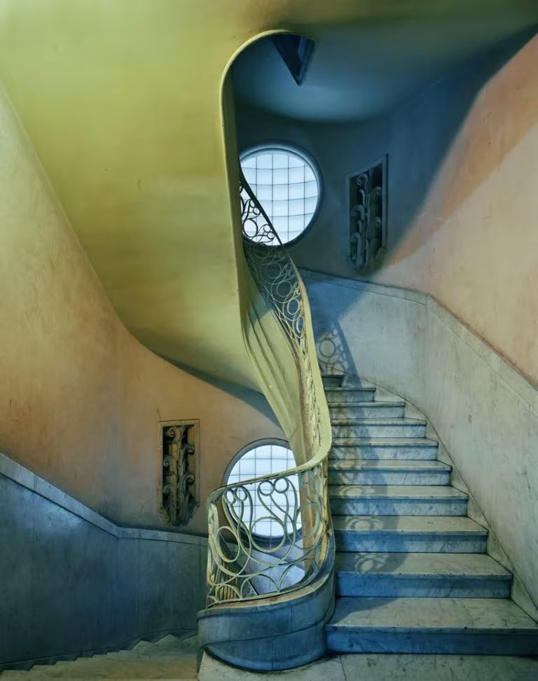 fotografia de una antigua escalera tomada en la havana