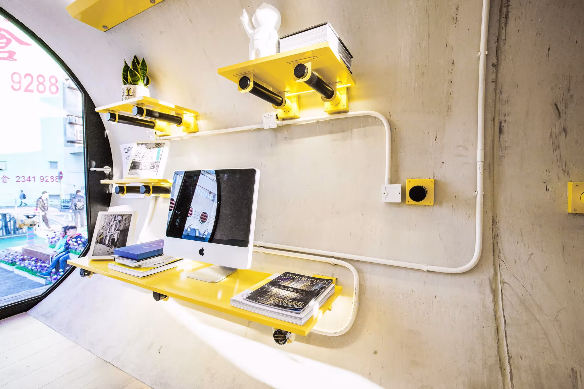 espacio de trabajo dentro de la capsula de hormigon de James Law Cybertecture