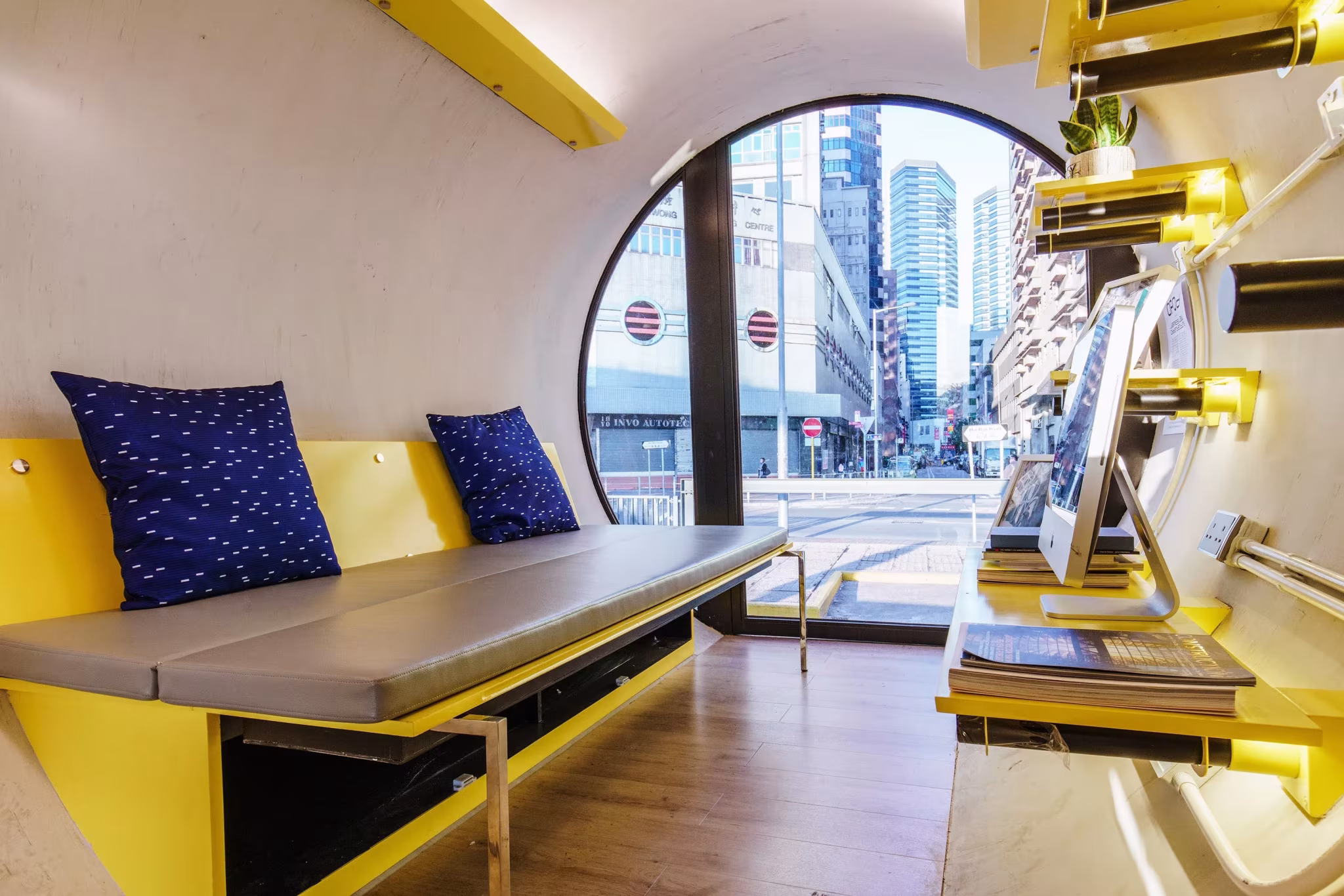 sofa-cama de la capsula de hormigon de James Law Cybertecture