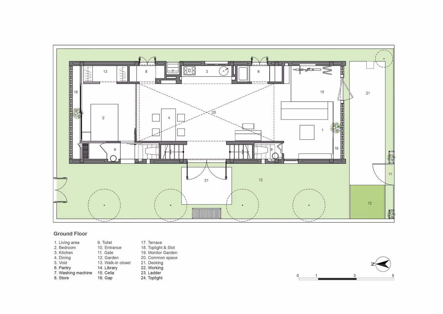 Planta baja de la Casa Termitero con jardín delantero, salón, cocina y patio central, en Da Nang
