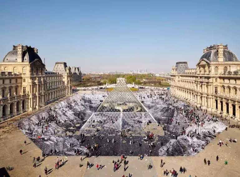 Instalación de JR en la Pirámide del Museo del Louvre