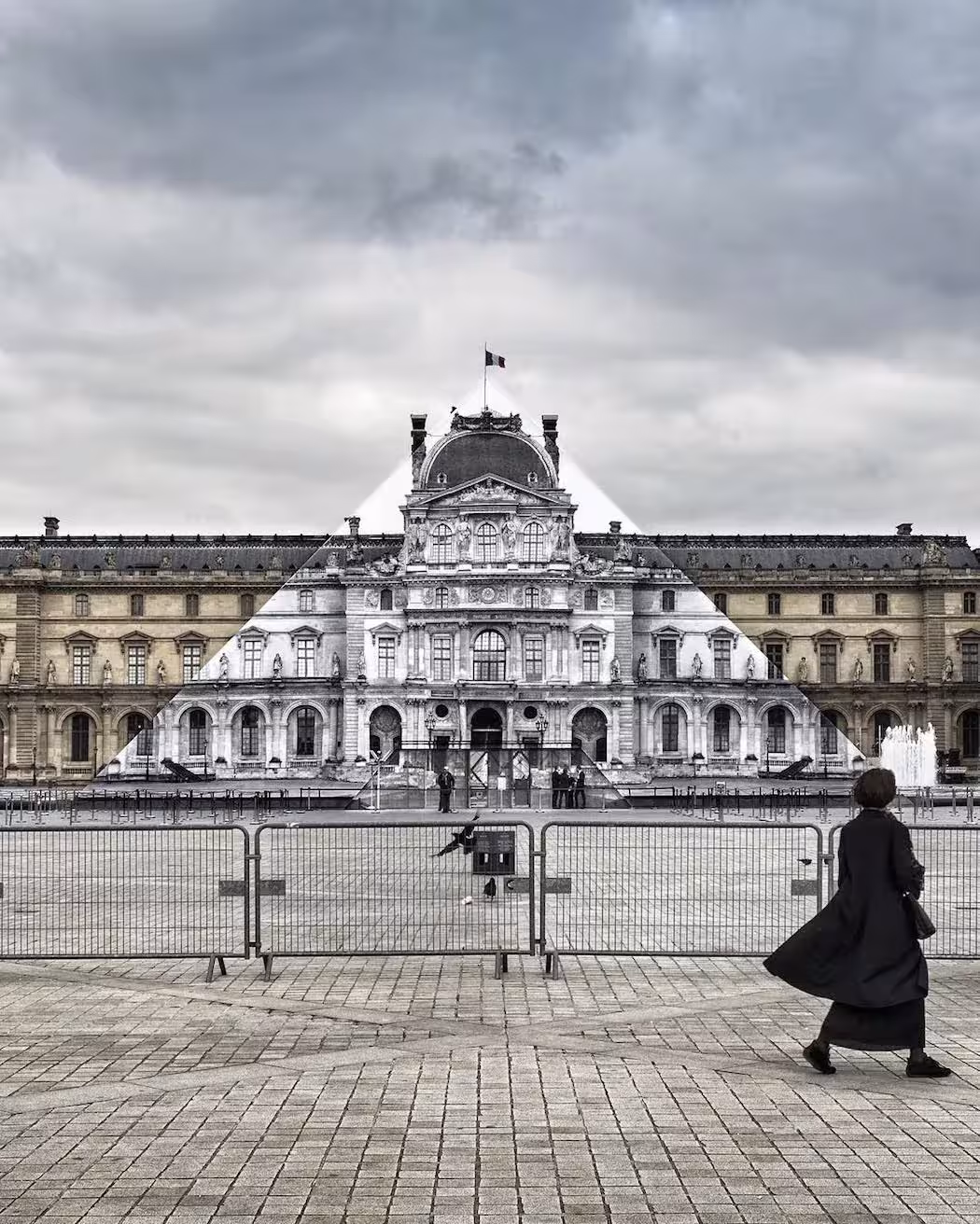 Ilusión óptica de jean rene en la pirámide del louvre