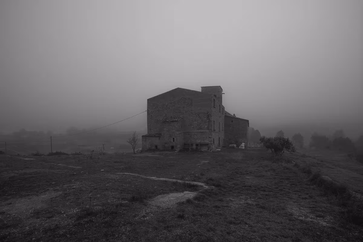La iglesia de Sant Sadurní de Callús entre la niebla, en blanco y negro, antes de su rehabilitación por Puig-Mir
