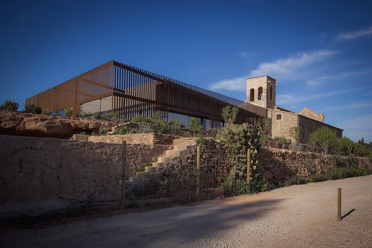 Pabellón de listones de acero y vidrio junto al campanario de Sant Sadurní de Callús, rehabilitado por Puig-Mir
