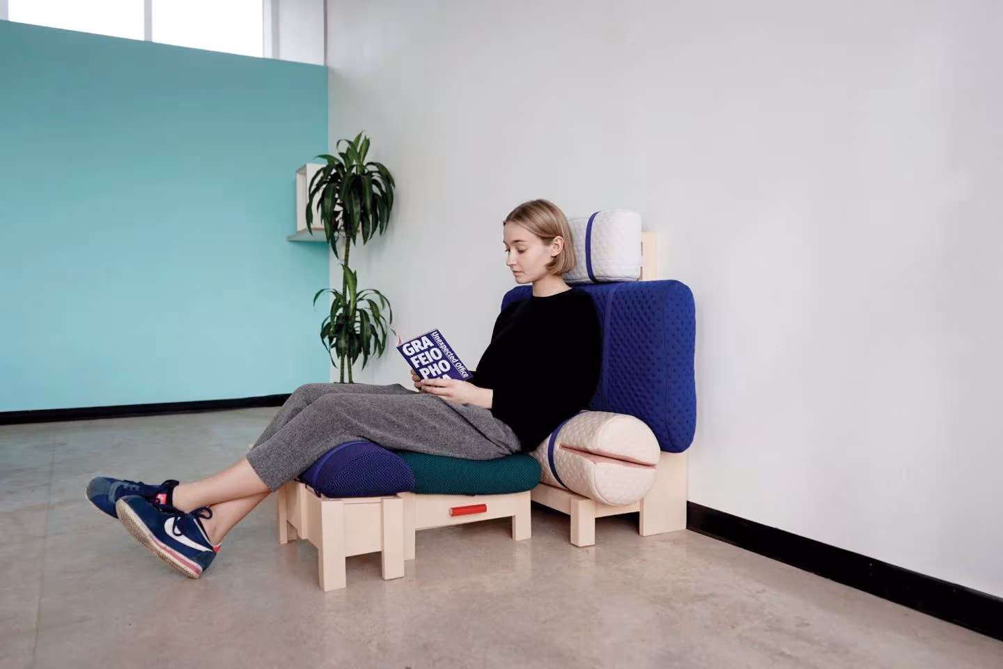 modelo basic desk en posicion sentado diseñado por geoffrey pascal