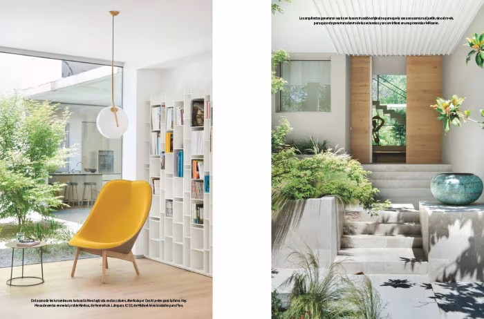 Doble página de Arquitectura y Diseño con una librería blanca con butaca amarilla y un acceso con jardín entre escalones