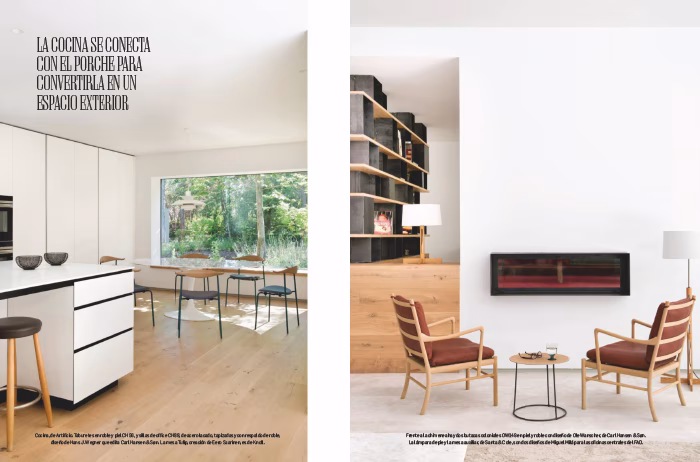 Doble página de Arquitectura y Diseño con una cocina blanca abierta al jardín y un rincón de estar con chimenea y butacas