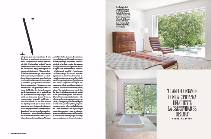 Doble página de Arquitectura y Diseño con un texto de ÁBATON, una butaca de cuero y una bañera ante la ventana al jardín