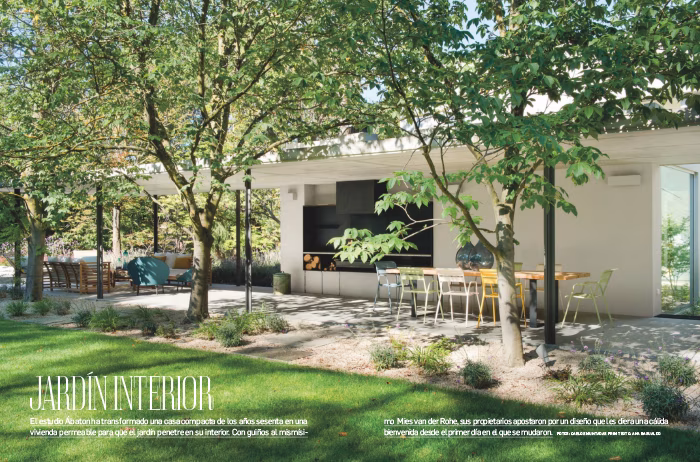 Apertura de Jardín interior en Arquitectura y Diseño con la casa de ÁBATON abierta a un jardín con árboles