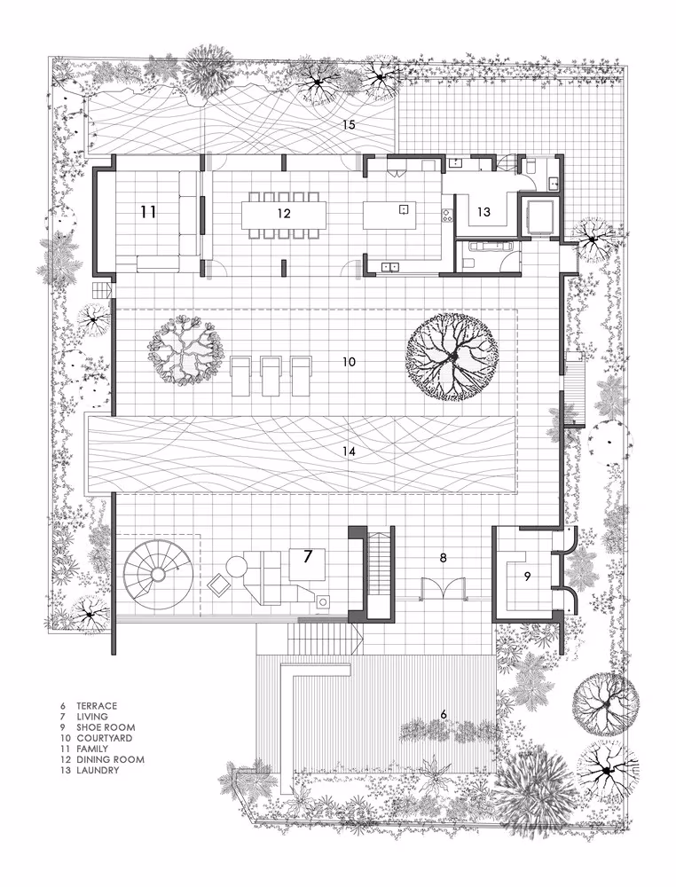 Planta baja de la Courtyard House de Formwerkz Architects con el patio central y las estancias a su alrededor