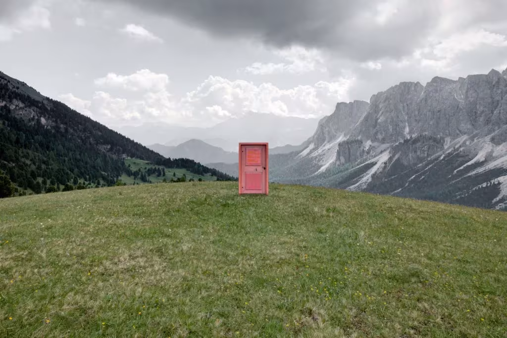 solitarias puertas de entrada a los picos desde el valle de las dolomitas