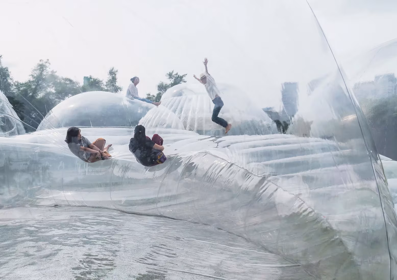 personas interactuando con la instalación air mountain