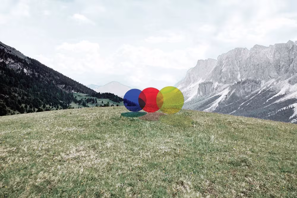 «The Sun» tres grandes discos de plexiglás con los colores básicos, de Alemeh & Shahed Mohammadzadeh