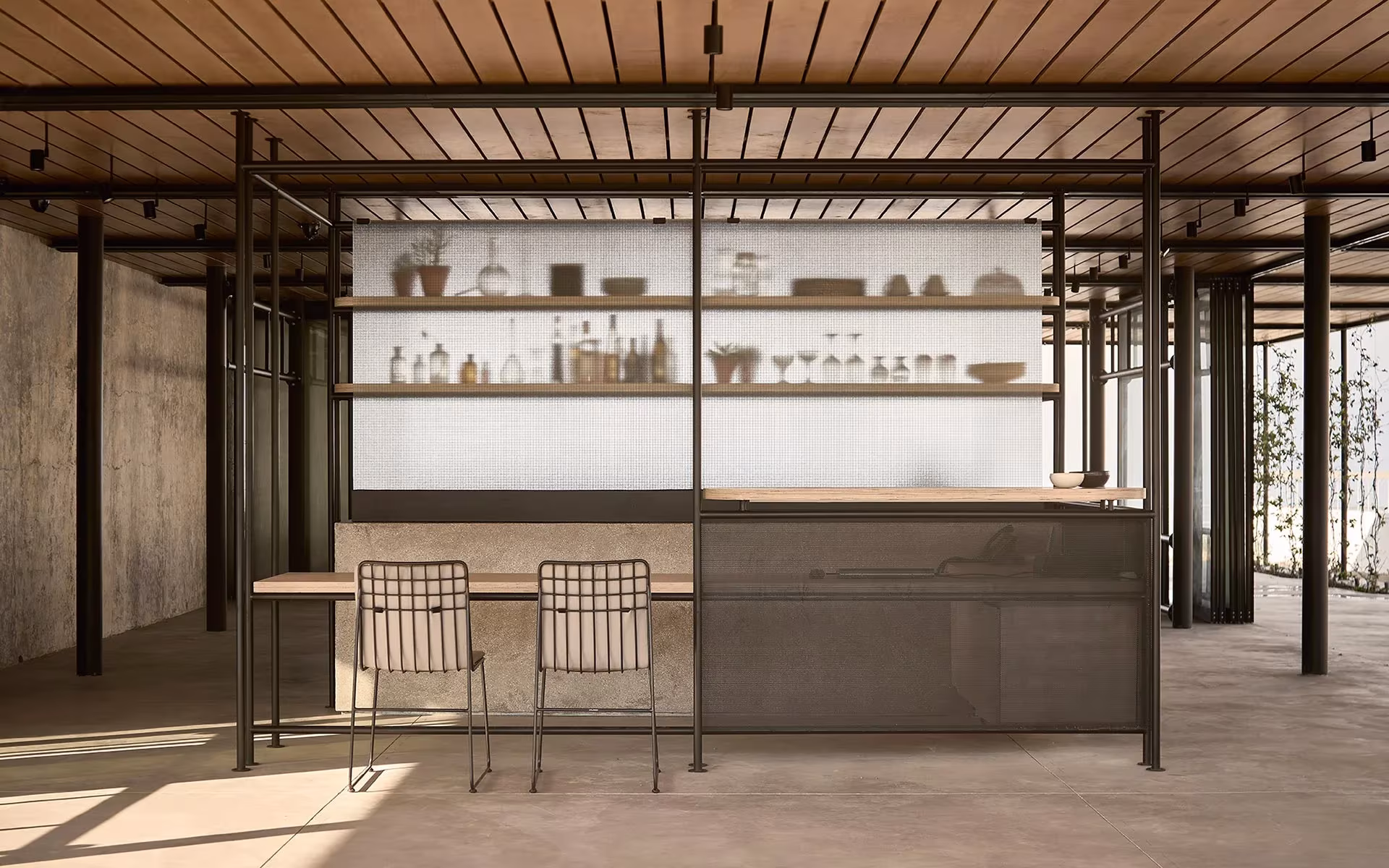 Barra y estantería bajo el techo de madera y la estructura de acero del bar del Dexamenes Seaside Hotel