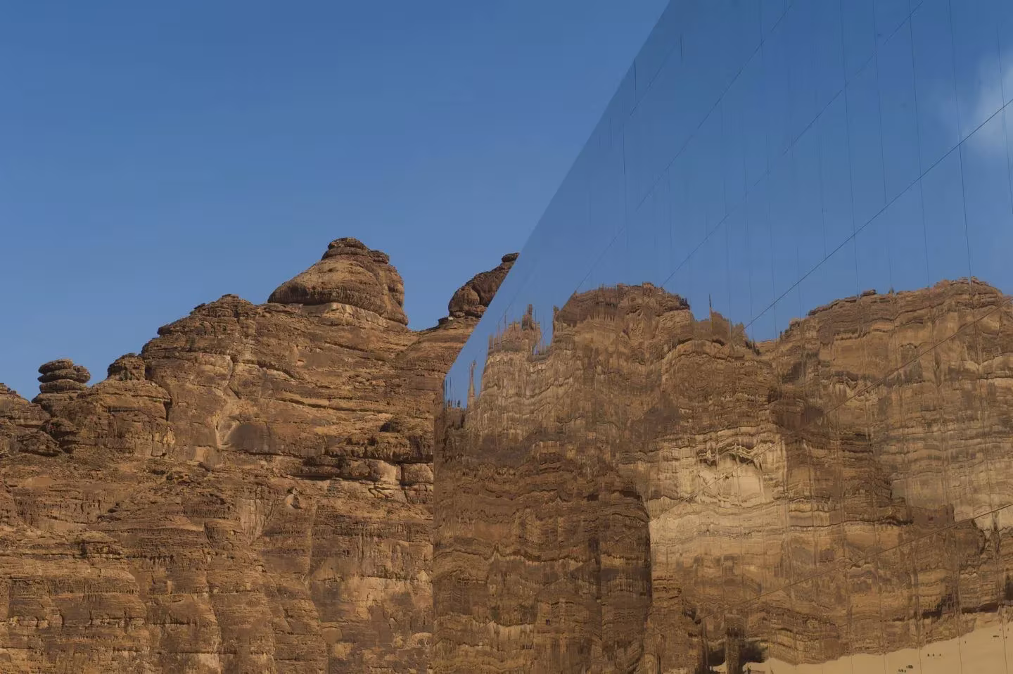 Fachada espejo de Maraya reflejando las formaciones rocosas del desierto de Al-Ula, en Arabia Saudí