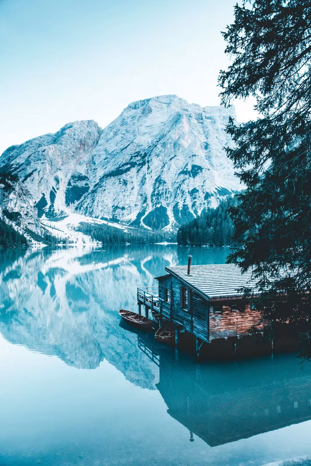aguas esmeralda viran a tonos gelidos en el lago braies fotografia de paolo pettigiani