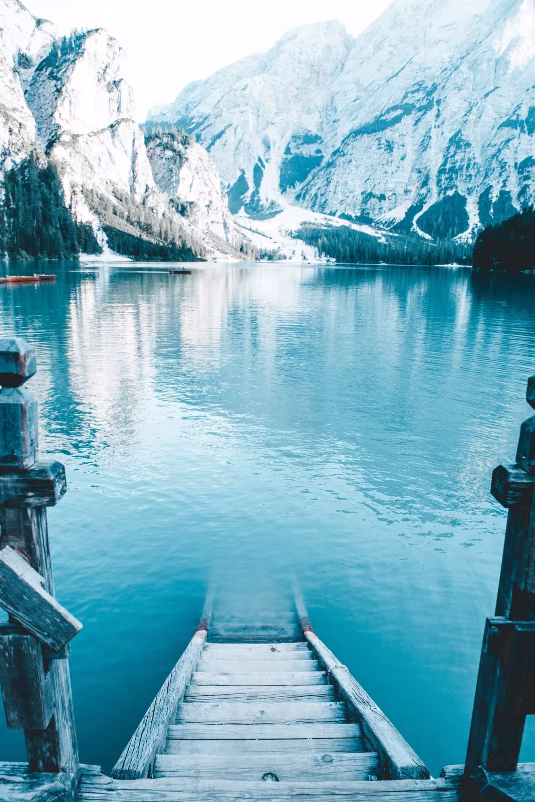 reflejo amable del sol sobre la medera en el lago di braies fotografia de paolo pettigiani