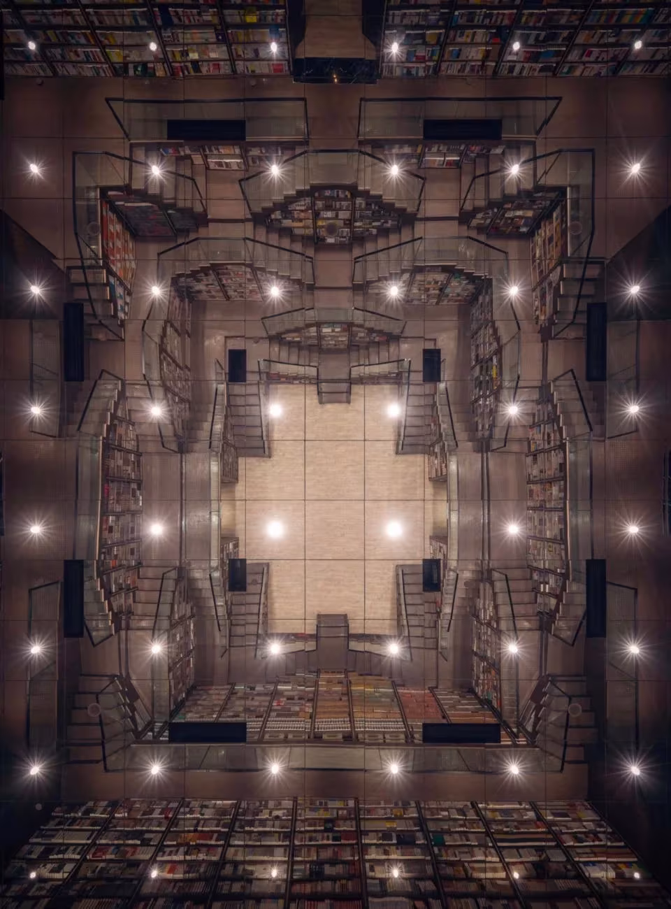 laberinto de escaleras q traen a la mente las escaleras imposibles del holandés M. C. Escher