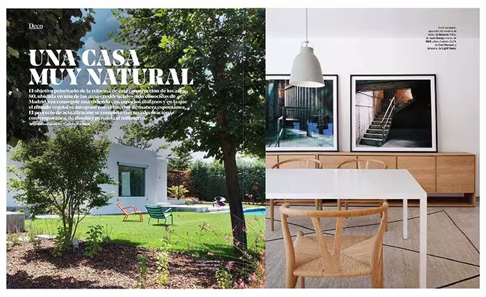 Apertura de Una casa muy natural en Yo Dona con la fachada blanca de ÁBATON entre árboles y un comedor blanco