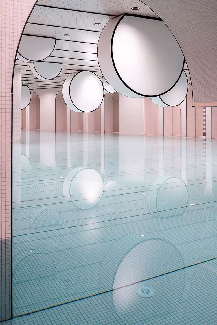 zona de piscina en tono rosa y azul claro