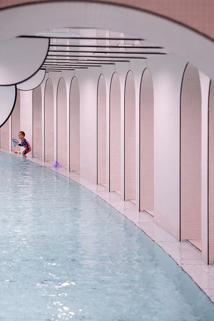 zona de piscina con ventanas para interacturar con los niños