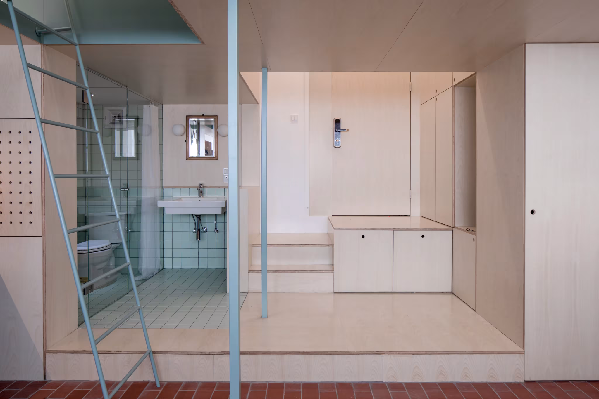 almacenamiento y baño en planta baja