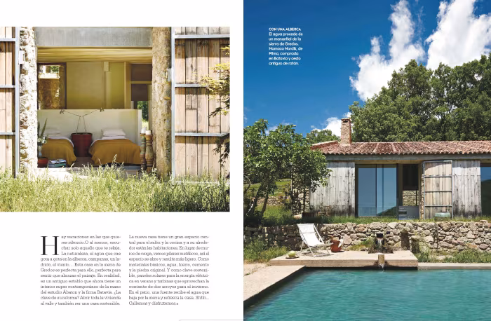 Página de El Mueble con un dormitorio de contraventanas y la piscina junto a la casa de piedra de Ábaton
