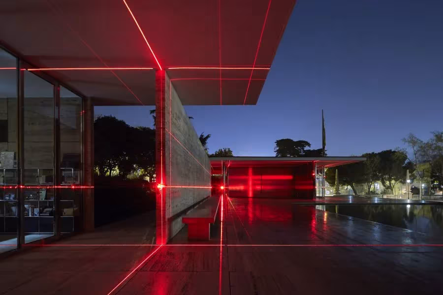 instlacion Geometry of Light instalacion en el pabellon mies van der rohe de barcelona