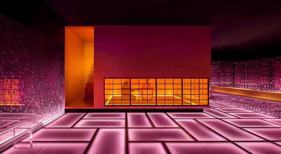 detalle de los suelos formados por paneles de vidrio retroiluminados en rosa