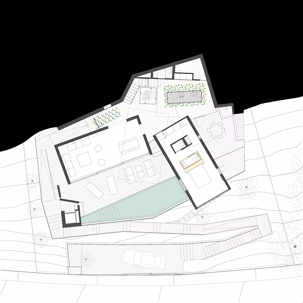 Planta de la Casa Can Canyís de Paula Caballero y Diego Colón, con salón, piscina y rampa de acceso sobre la ladera