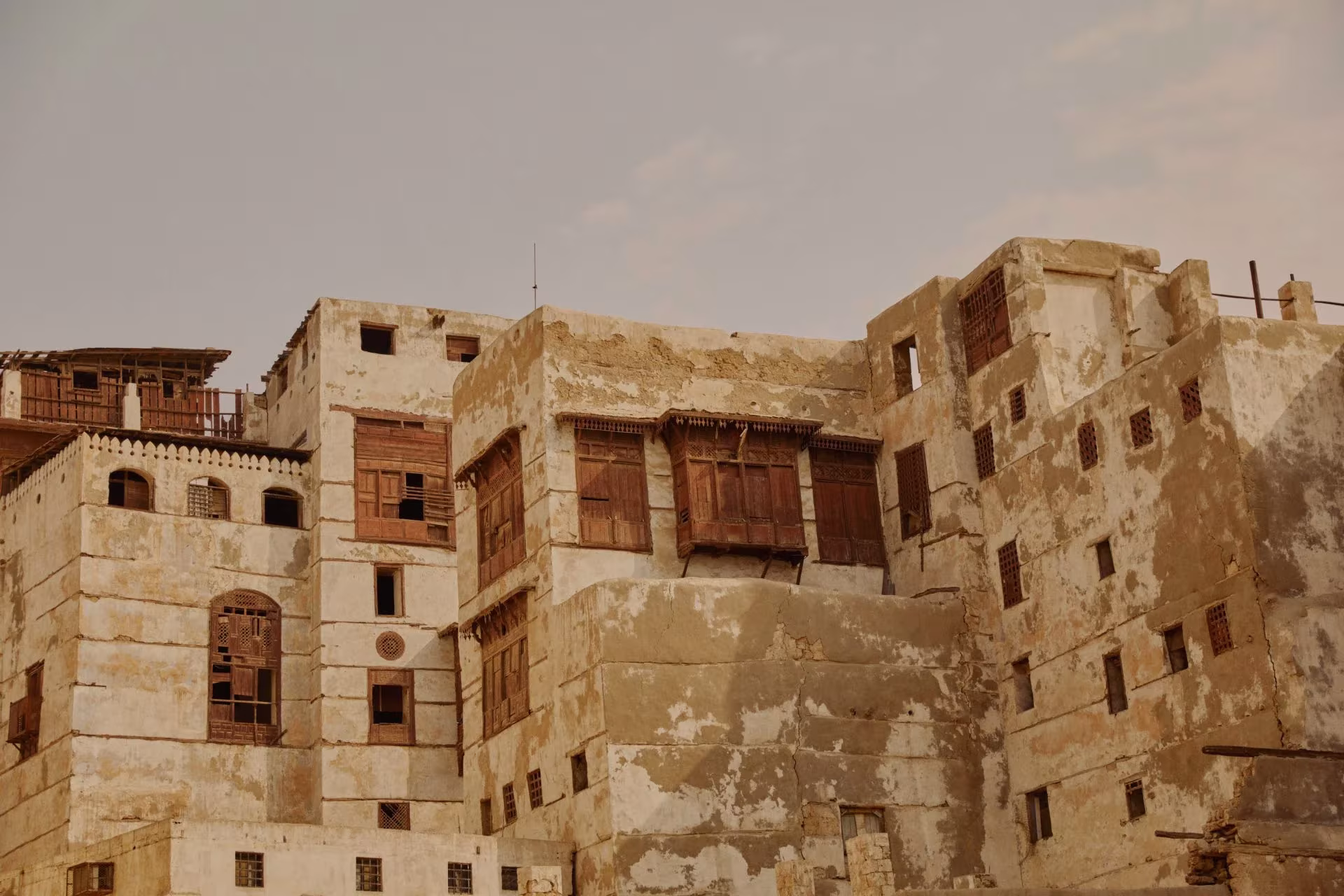 Fachadas de adobe y coral con celosías de madera de las casas históricas de Jeddah, referencia de Villa AM de MESURA
