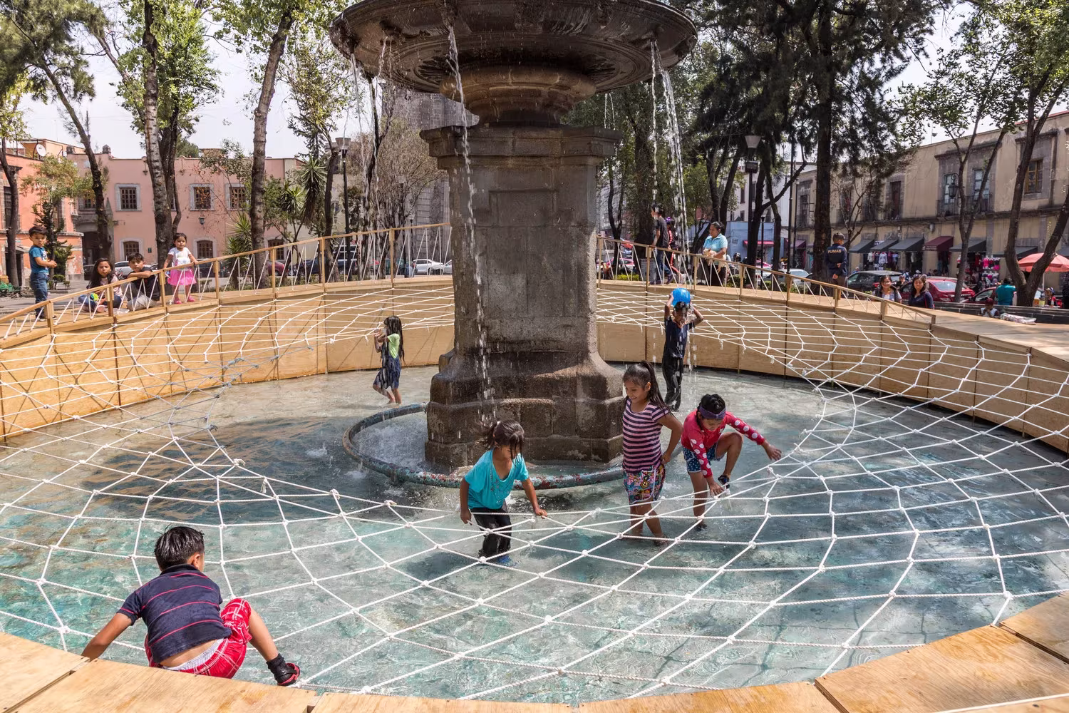 niños jugando en la fuente del proyecto aros