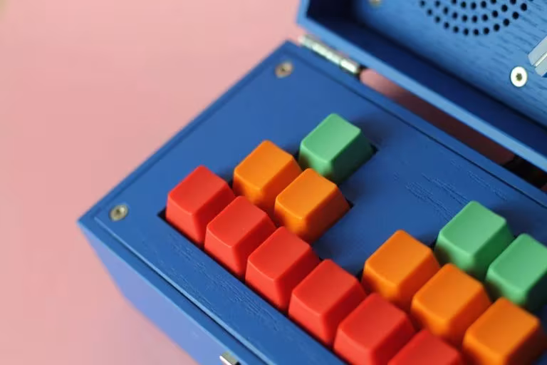 detalle de las teclas en tres tonos distintos recuerdan a las vistosas piezas de Lego.