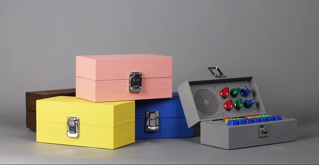 Detalle de las cajas pintadas en colores llamativos de Bivalvia